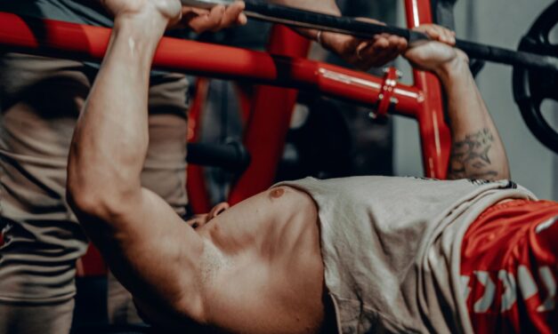 The Importance of Being a Good Spotter in Weightlifting